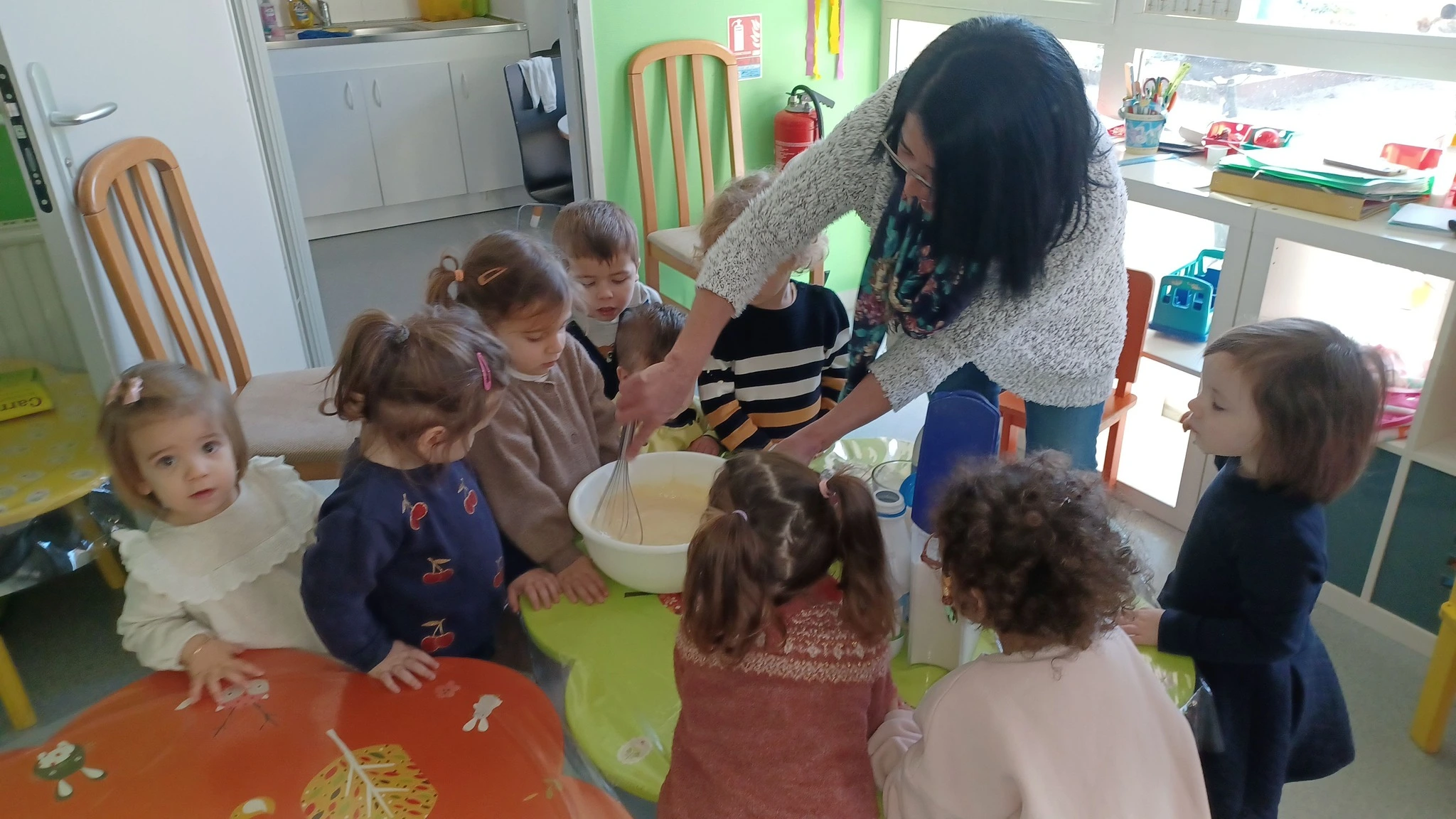 Enfants cuisinant ensemble à la MAM