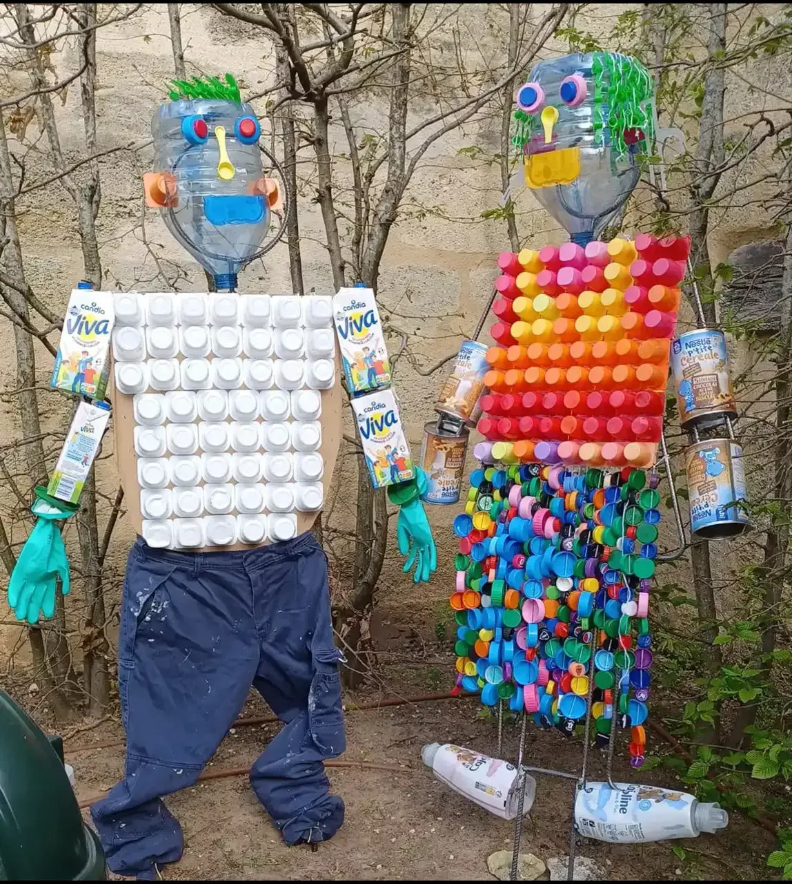 Enfants réalisant un projet créatif - construction d'épouvantail