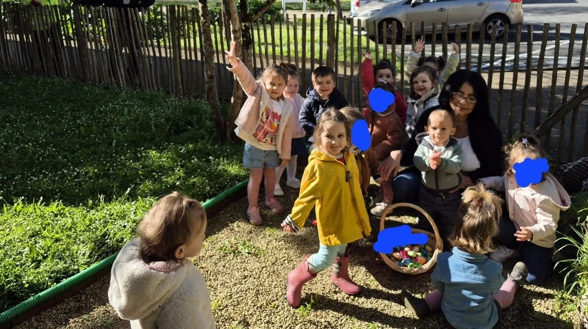Enfants lors d'une activité festive - chasse aux œufs de Pâques