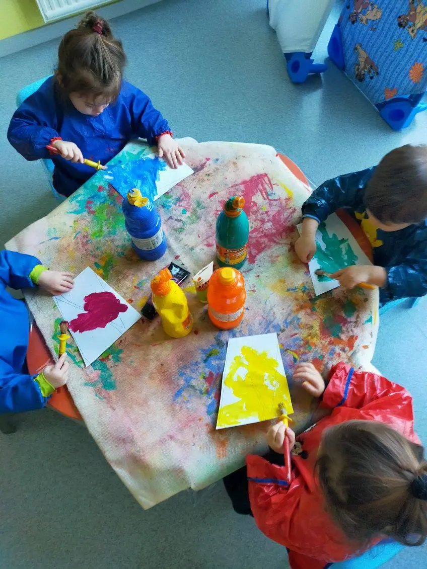 Enfants peignant et créant des œuvres d'art